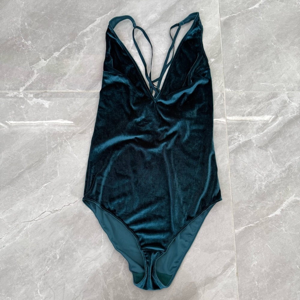 Women’s Gilligan & O’Malley Intimates Velvet Deep V-Neck Strappy Bodysuit Medium - Picture 2 of 16